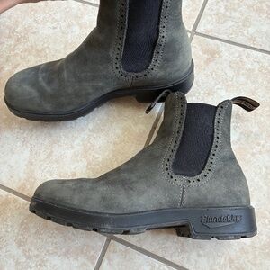 Women blundstones
